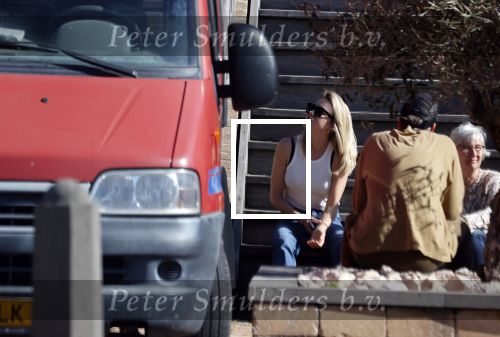 Noordwijk 1 juni 2021
Kensington gitarist Niles Vandenberg en zijn vriendin bij hun huis dat verkocht is aan Martien Meiland. Hier liepen ze nog 1 keer door hun oude huis .