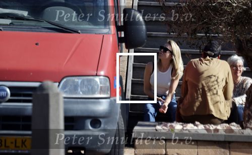 Noordwijk 1 juni 2021
Kensington gitarist Niles Vandenberg en zijn vriendin bij hun huis dat verkocht is aan Martien Meiland. Hier liepen ze nog 1 keer door hun oude huis .
