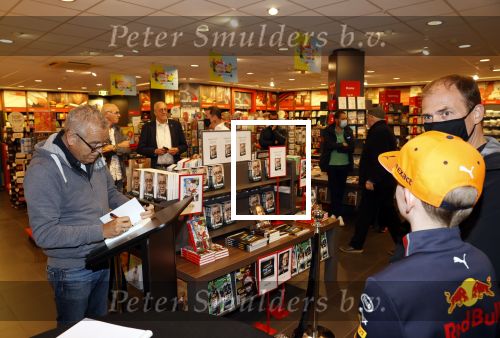 Hoofddorp 17 mei 2021
Boekpresentatie Olav Moll bij de bruna in Hoofddorp.