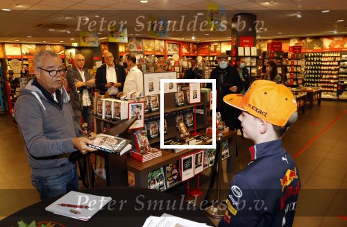 Hoofddorp 17 mei 2021
Boekpresentatie Olav Moll bij de bruna in Hoofddorp.