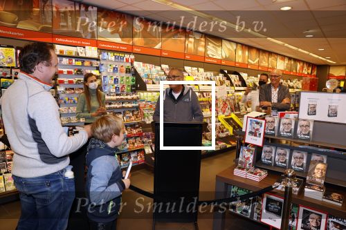 Hoofddorp 17 mei 2021
Boekpresentatie Olav Moll bij de bruna in Hoofddorp.