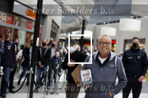 Hoofddorp 17 mei 2021
Boekpresentatie Olav Moll bij de bruna in Hoofddorp.