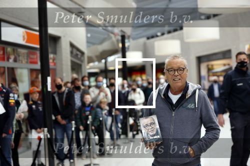 Hoofddorp 17 mei 2021
Boekpresentatie Olav Moll bij de bruna in Hoofddorp.