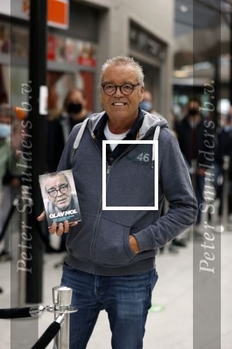 Hoofddorp 17 mei 2021
Boekpresentatie Olav Moll bij de bruna in Hoofddorp.