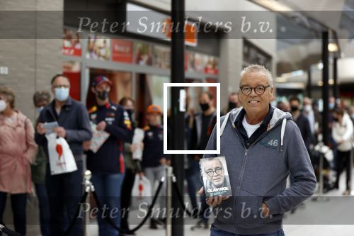Hoofddorp 17 mei 2021
Boekpresentatie Olav Moll bij de bruna in Hoofddorp.