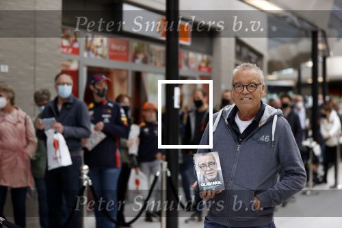 Hoofddorp 17 mei 2021
Boekpresentatie Olav Moll bij de bruna in Hoofddorp.