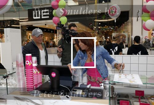 Amstelveen 27 mei 2021
Opening Yoyo tea bar van Rachel Hazes in winkelcentrum Amstelveen.
Andre Hazes zijn vriendinSarah v Soelen en haar ouders zijn ook aanwezig.