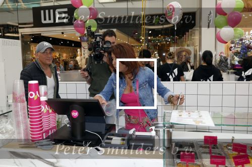 Amstelveen 27 mei 2021
Opening Yoyo tea bar van Rachel Hazes in winkelcentrum Amstelveen.
Andre Hazes zijn vriendinSarah v Soelen en haar ouders zijn ook aanwezig.