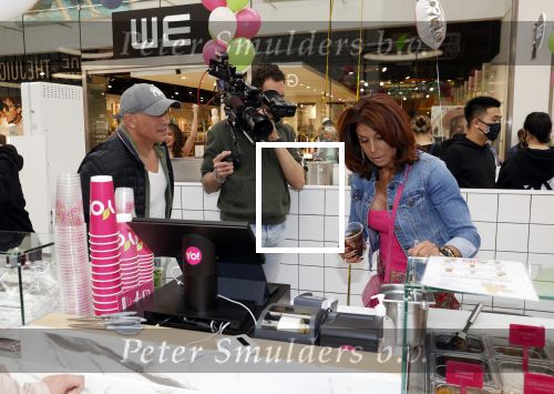 Amstelveen 27 mei 2021
Opening Yoyo tea bar van Rachel Hazes in winkelcentrum Amstelveen.
Andre Hazes zijn vriendinSarah v Soelen en haar ouders zijn ook aanwezig.