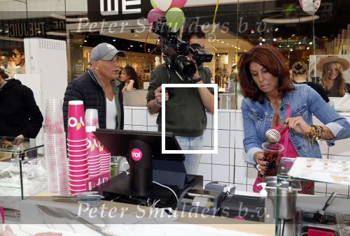 Amstelveen 27 mei 2021
Opening Yoyo tea bar van Rachel Hazes in winkelcentrum Amstelveen.
Andre Hazes zijn vriendinSarah v Soelen en haar ouders zijn ook aanwezig.