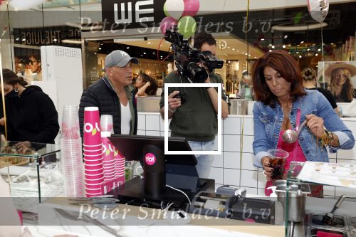 Amstelveen 27 mei 2021
Opening Yoyo tea bar van Rachel Hazes in winkelcentrum Amstelveen.
Andre Hazes zijn vriendinSarah v Soelen en haar ouders zijn ook aanwezig.