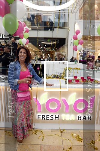 Amstelveen 27 mei 2021
Opening Yoyo tea bar van Rachel Hazes in winkelcentrum Amstelveen.
Andre Hazes zijn vriendinSarah v Soelen en haar ouders zijn ook aanwezig.