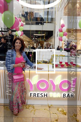 Amstelveen 27 mei 2021
Opening Yoyo tea bar van Rachel Hazes in winkelcentrum Amstelveen.
Andre Hazes zijn vriendinSarah v Soelen en haar ouders zijn ook aanwezig.