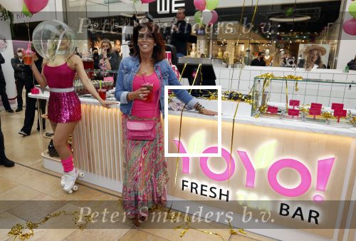 Amstelveen 27 mei 2021
Opening Yoyo tea bar van Rachel Hazes in winkelcentrum Amstelveen.
Andre Hazes zijn vriendinSarah v Soelen en haar ouders zijn ook aanwezig.