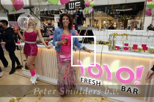 Amstelveen 27 mei 2021
Opening Yoyo tea bar van Rachel Hazes in winkelcentrum Amstelveen.
Andre Hazes zijn vriendinSarah v Soelen en haar ouders zijn ook aanwezig.