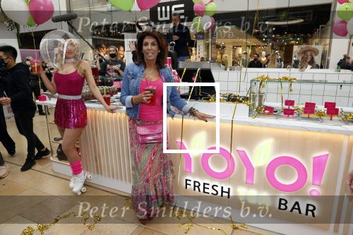 Amstelveen 27 mei 2021
Opening Yoyo tea bar van Rachel Hazes in winkelcentrum Amstelveen.
Andre Hazes zijn vriendinSarah v Soelen en haar ouders zijn ook aanwezig.