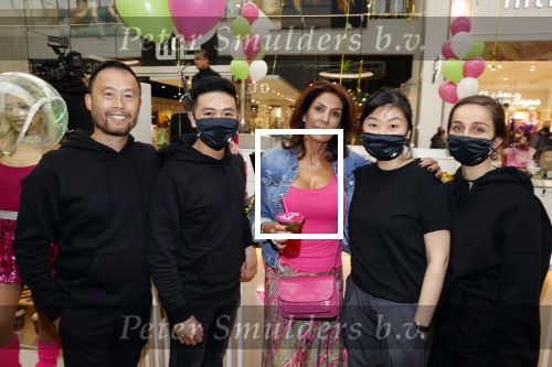 Amstelveen 27 mei 2021
Opening Yoyo tea bar van Rachel Hazes in winkelcentrum Amstelveen.
Andre Hazes zijn vriendinSarah v Soelen en haar ouders zijn ook aanwezig.