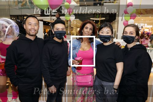 Amstelveen 27 mei 2021
Opening Yoyo tea bar van Rachel Hazes in winkelcentrum Amstelveen.
Andre Hazes zijn vriendinSarah v Soelen en haar ouders zijn ook aanwezig.