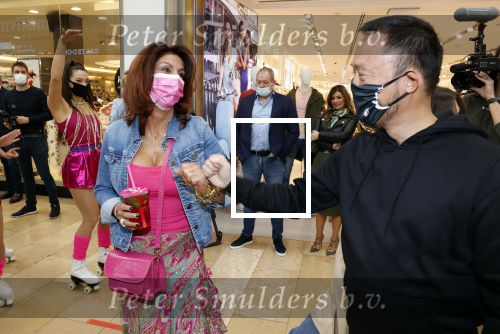 Amstelveen 27 mei 2021
Opening Yoyo tea bar van Rachel Hazes in winkelcentrum Amstelveen.
Andre Hazes zijn vriendinSarah v Soelen en haar ouders zijn ook aanwezig.