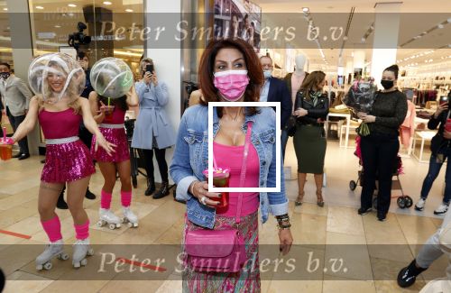 Amstelveen 27 mei 2021
Opening Yoyo tea bar van Rachel Hazes in winkelcentrum Amstelveen.
Andre Hazes zijn vriendinSarah v Soelen en haar ouders zijn ook aanwezig.