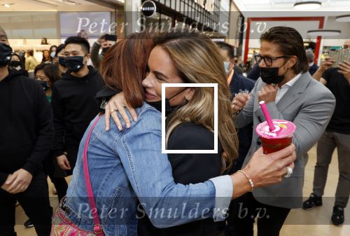 Amstelveen 27 mei 2021
Opening Yoyo tea bar van Rachel Hazes in winkelcentrum Amstelveen.
Andre Hazes zijn vriendinSarah v Soelen en haar ouders zijn ook aanwezig.