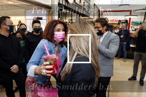 Amstelveen 27 mei 2021
Opening Yoyo tea bar van Rachel Hazes in winkelcentrum Amstelveen.
Andre Hazes zijn vriendinSarah v Soelen en haar ouders zijn ook aanwezig.