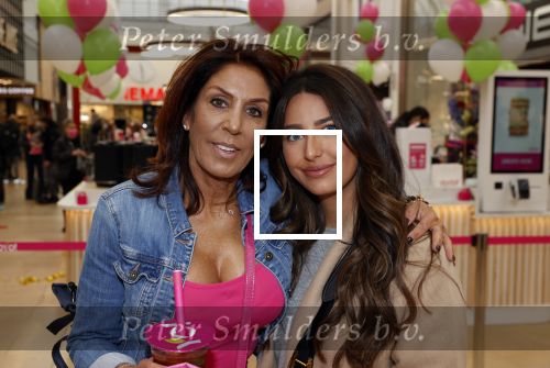 Amstelveen 27 mei 2021
Opening Yoyo tea bar van Rachel Hazes in winkelcentrum Amstelveen.
Andre Hazes zijn vriendinSarah v Soelen en haar ouders zijn ook aanwezig. rachel met een vriendin