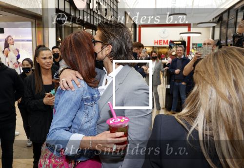 Amstelveen 27 mei 2021
Opening Yoyo tea bar van Rachel Hazes in winkelcentrum Amstelveen.
Andre Hazes zijn vriendinSarah v Soelen en haar ouders zijn ook aanwezig.