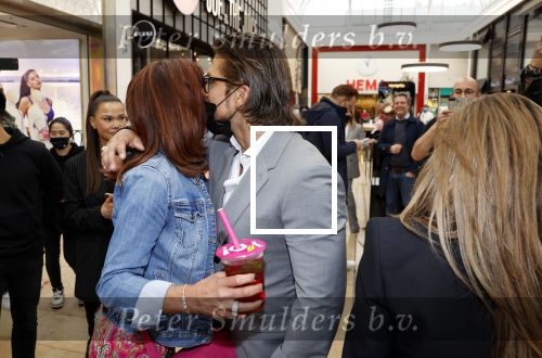 Amstelveen 27 mei 2021
Opening Yoyo tea bar van Rachel Hazes in winkelcentrum Amstelveen.
Andre Hazes zijn vriendinSarah v Soelen en haar ouders zijn ook aanwezig.