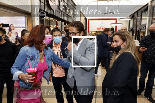 Amstelveen 27 mei 2021
Opening Yoyo tea bar van Rachel Hazes in winkelcentrum Amstelveen.
Andre Hazes zijn vriendinSarah v Soelen en haar ouders zijn ook aanwezig.