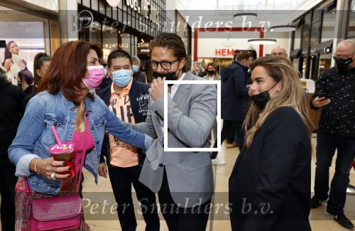 Amstelveen 27 mei 2021
Opening Yoyo tea bar van Rachel Hazes in winkelcentrum Amstelveen.
Andre Hazes zijn vriendinSarah v Soelen en haar ouders zijn ook aanwezig.