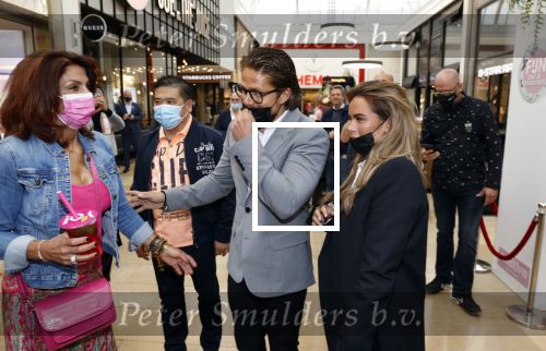 Amstelveen 27 mei 2021
Opening Yoyo tea bar van Rachel Hazes in winkelcentrum Amstelveen.
Andre Hazes zijn vriendinSarah v Soelen en haar ouders zijn ook aanwezig.