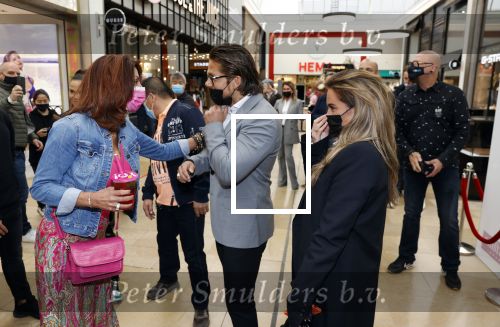 Amstelveen 27 mei 2021
Opening Yoyo tea bar van Rachel Hazes in winkelcentrum Amstelveen.
Andre Hazes zijn vriendinSarah v Soelen en haar ouders zijn ook aanwezig.