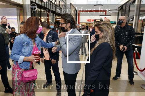 Amstelveen 27 mei 2021
Opening Yoyo tea bar van Rachel Hazes in winkelcentrum Amstelveen.
Andre Hazes zijn vriendinSarah v Soelen en haar ouders zijn ook aanwezig.
