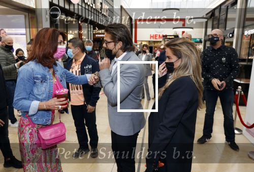 Amstelveen 27 mei 2021
Opening Yoyo tea bar van Rachel Hazes in winkelcentrum Amstelveen.
Andre Hazes zijn vriendinSarah v Soelen en haar ouders zijn ook aanwezig.