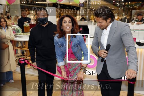 Amstelveen 27 mei 2021
Opening Yoyo tea bar van Rachel Hazes in winkelcentrum Amstelveen.
Andre Hazes zijn vriendinSarah v Soelen en haar ouders zijn ook aanwezig. Wi van YoYo