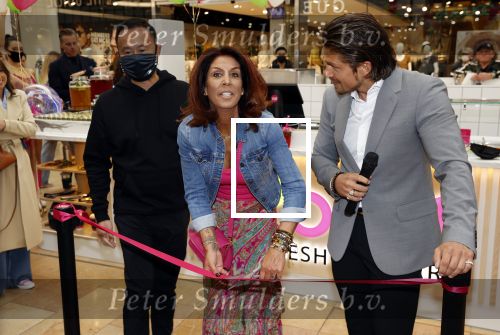 Amstelveen 27 mei 2021
Opening Yoyo tea bar van Rachel Hazes in winkelcentrum Amstelveen.
Andre Hazes zijn vriendinSarah v Soelen en haar ouders zijn ook aanwezig. Wi van YoYo
