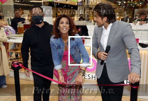 Amstelveen 27 mei 2021
Opening Yoyo tea bar van Rachel Hazes in winkelcentrum Amstelveen.
Andre Hazes zijn vriendinSarah v Soelen en haar ouders zijn ook aanwezig. Wi van YoYo