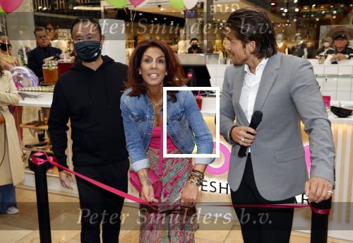 Amstelveen 27 mei 2021
Opening Yoyo tea bar van Rachel Hazes in winkelcentrum Amstelveen.
Andre Hazes zijn vriendinSarah v Soelen en haar ouders zijn ook aanwezig. Wi van YoYo