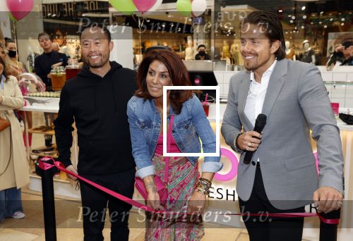 Amstelveen 27 mei 2021
Opening Yoyo tea bar van Rachel Hazes in winkelcentrum Amstelveen.
Andre Hazes zijn vriendinSarah v Soelen en haar ouders zijn ook aanwezig. Wi van YoYo