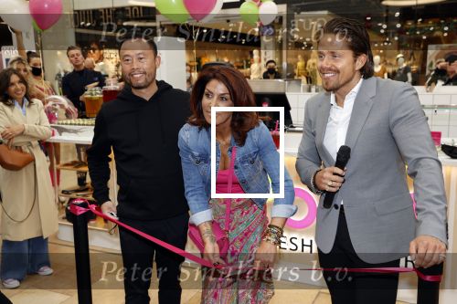 Amstelveen 27 mei 2021
Opening Yoyo tea bar van Rachel Hazes in winkelcentrum Amstelveen.
Andre Hazes zijn vriendinSarah v Soelen en haar ouders zijn ook aanwezig. Wi van YoYo