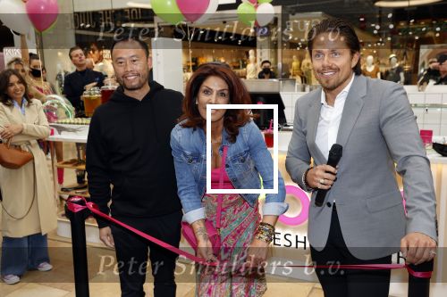 Amstelveen 27 mei 2021
Opening Yoyo tea bar van Rachel Hazes in winkelcentrum Amstelveen.
Andre Hazes zijn vriendinSarah v Soelen en haar ouders zijn ook aanwezig. Wi van YoYo
