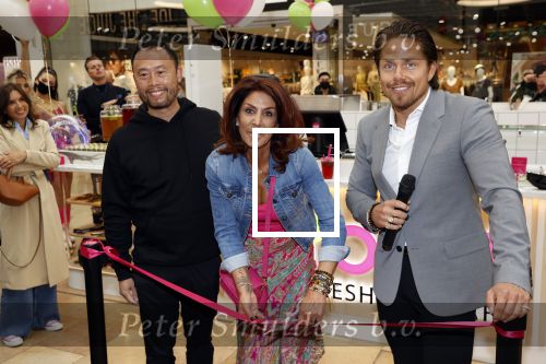 Amstelveen 27 mei 2021
Opening Yoyo tea bar van Rachel Hazes in winkelcentrum Amstelveen.
Andre Hazes zijn vriendinSarah v Soelen en haar ouders zijn ook aanwezig. Wi van YoYo