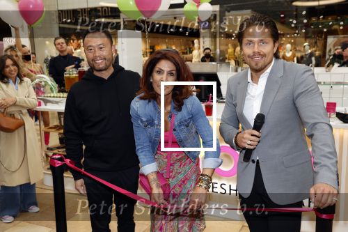 Amstelveen 27 mei 2021
Opening Yoyo tea bar van Rachel Hazes in winkelcentrum Amstelveen.
Andre Hazes zijn vriendinSarah v Soelen en haar ouders zijn ook aanwezig. Wi van YoYo
