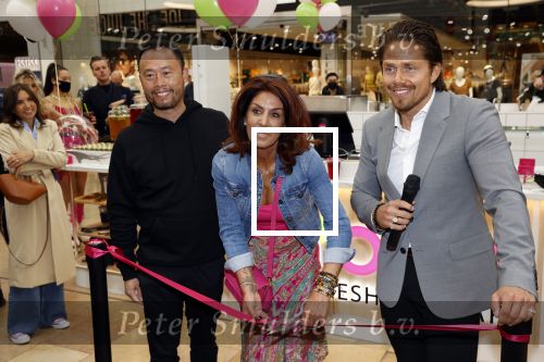 Amstelveen 27 mei 2021
Opening Yoyo tea bar van Rachel Hazes in winkelcentrum Amstelveen.
Andre Hazes zijn vriendinSarah v Soelen en haar ouders zijn ook aanwezig. Wi van YoYo