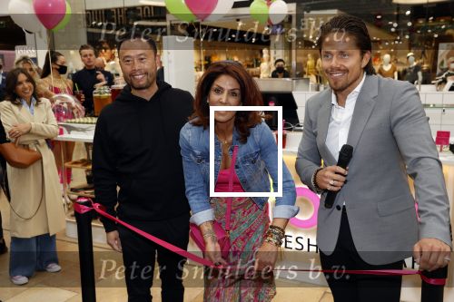 Amstelveen 27 mei 2021
Opening Yoyo tea bar van Rachel Hazes in winkelcentrum Amstelveen.
Andre Hazes zijn vriendinSarah v Soelen en haar ouders zijn ook aanwezig. Wi van YoYo