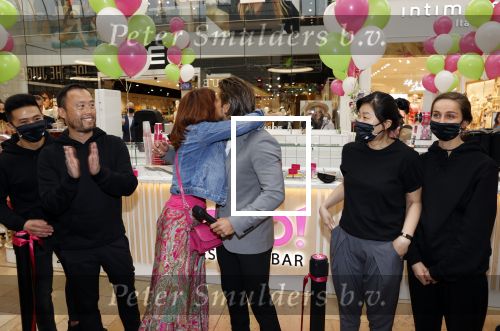 Amstelveen 27 mei 2021
Opening Yoyo tea bar van Rachel Hazes in winkelcentrum Amstelveen.
Andre Hazes zijn vriendinSarah v Soelen en haar ouders zijn ook aanwezig. Wi van YoYo