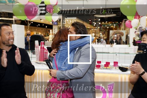 Amstelveen 27 mei 2021
Opening Yoyo tea bar van Rachel Hazes in winkelcentrum Amstelveen.
Andre Hazes zijn vriendinSarah v Soelen en haar ouders zijn ook aanwezig. Wi van YoYo