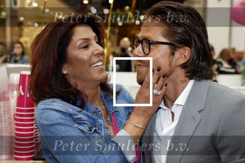 Amstelveen 27 mei 2021
Opening Yoyo tea bar van Rachel Hazes in winkelcentrum Amstelveen.
Andre Hazes zijn vriendinSarah v Soelen en haar ouders zijn ook aanwezig.