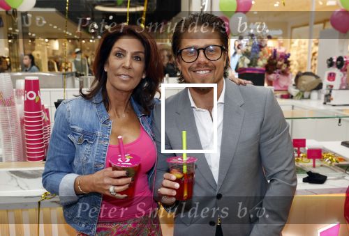 Amstelveen 27 mei 2021
Opening Yoyo tea bar van Rachel Hazes in winkelcentrum Amstelveen.
Andre Hazes zijn vriendinSarah v Soelen en haar ouders zijn ook aanwezig.
